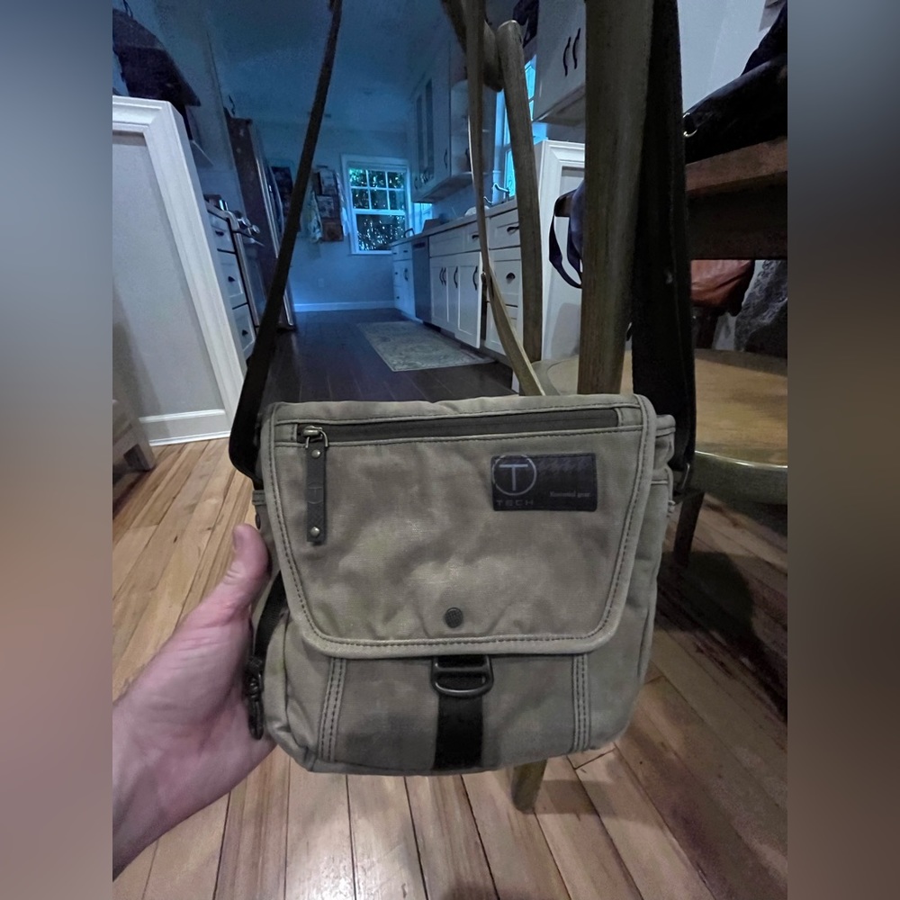 Tumi Messenger